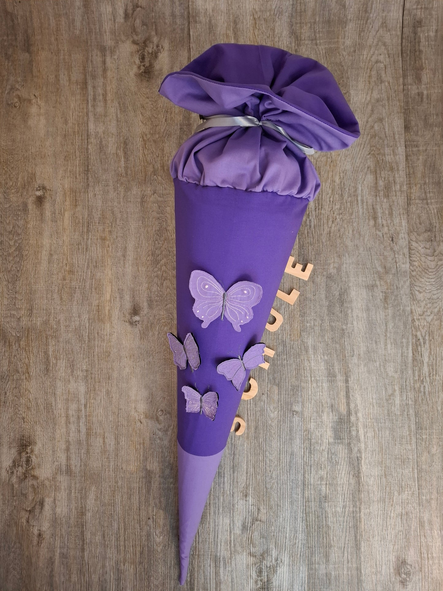 Schultüte Schmetterling; aus Stoff Flieder-Lila mit Name personalisiert (Ohne Rohling)