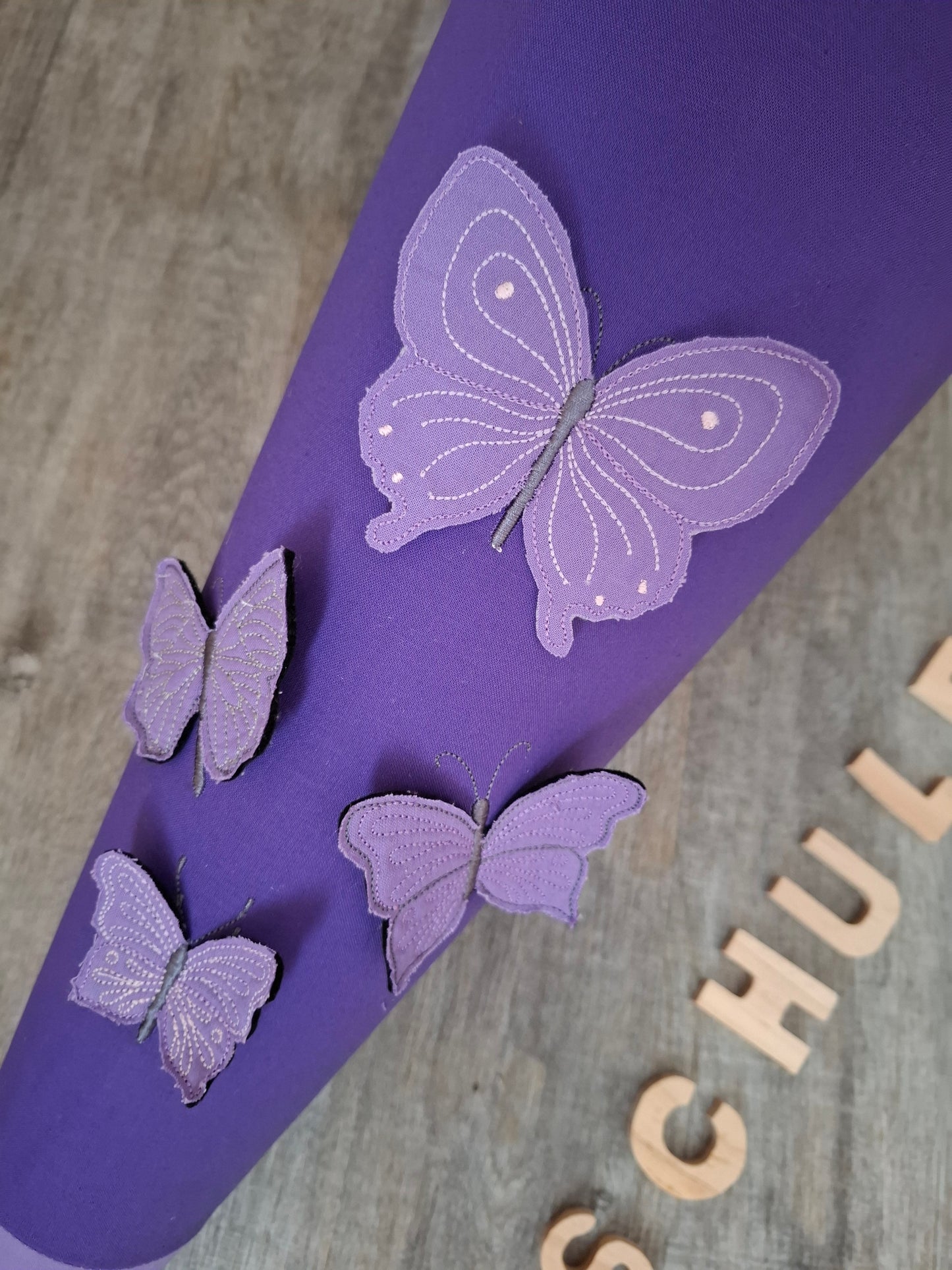 Schultüte Schmetterling; aus Stoff Flieder-Lila mit Name personalisiert (Ohne Rohling)