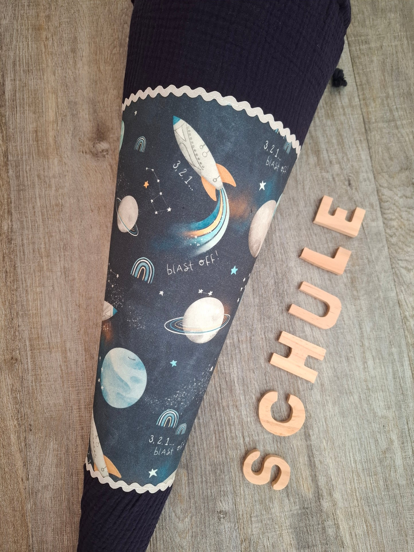 Personalisierte Schultüte aus Musselin Dunkelblau mit Weltraum – Schulkind 2026 – mit Name – Stoffschultüte mit Papprohling