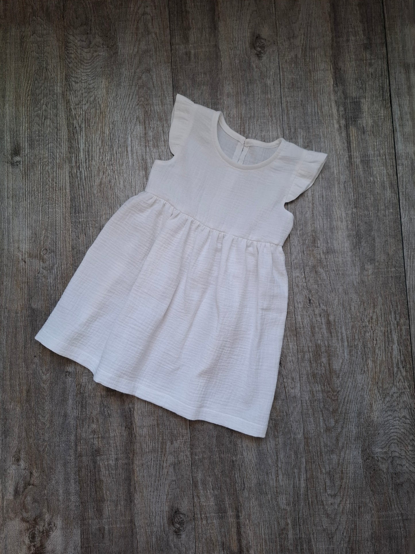 Musselin Kleid Mädchen – Baby Kleid mit Flügelärmeln – Sommerkleid aus Baumwolle – Handgemachtes Kinderkleid.