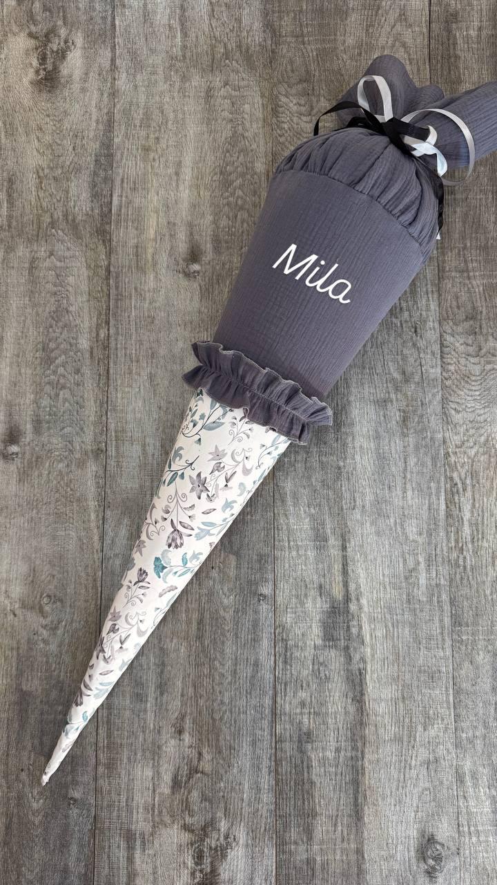 Romantische Schultüte für Mädchen in Grau mit Namen | Zuckertüte mit Rüschen und Blüten -Muster Mädchentraum mit Namen (Ohne Rohling).