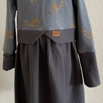 Ein Bambi Kleid Sweater Kleid für Mädchen mit Bambi Muster und Waffeljersey ab Gr.110 bis Gr. 140