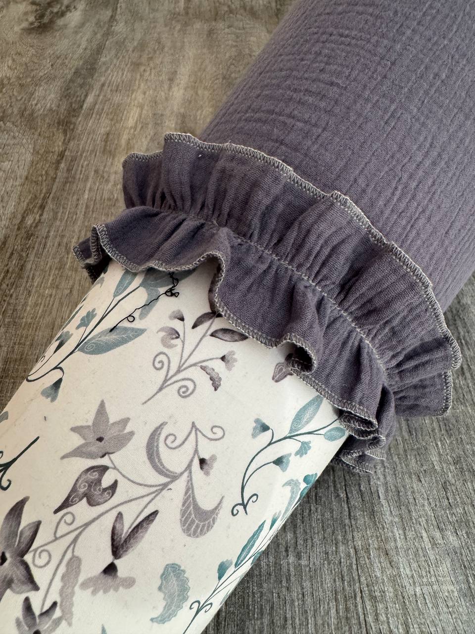 Romantische Schultüte für Mädchen in Grau mit Namen | Zuckertüte mit Rüschen und Blüten -Muster Mädchentraum mit Namen (Ohne Rohling).