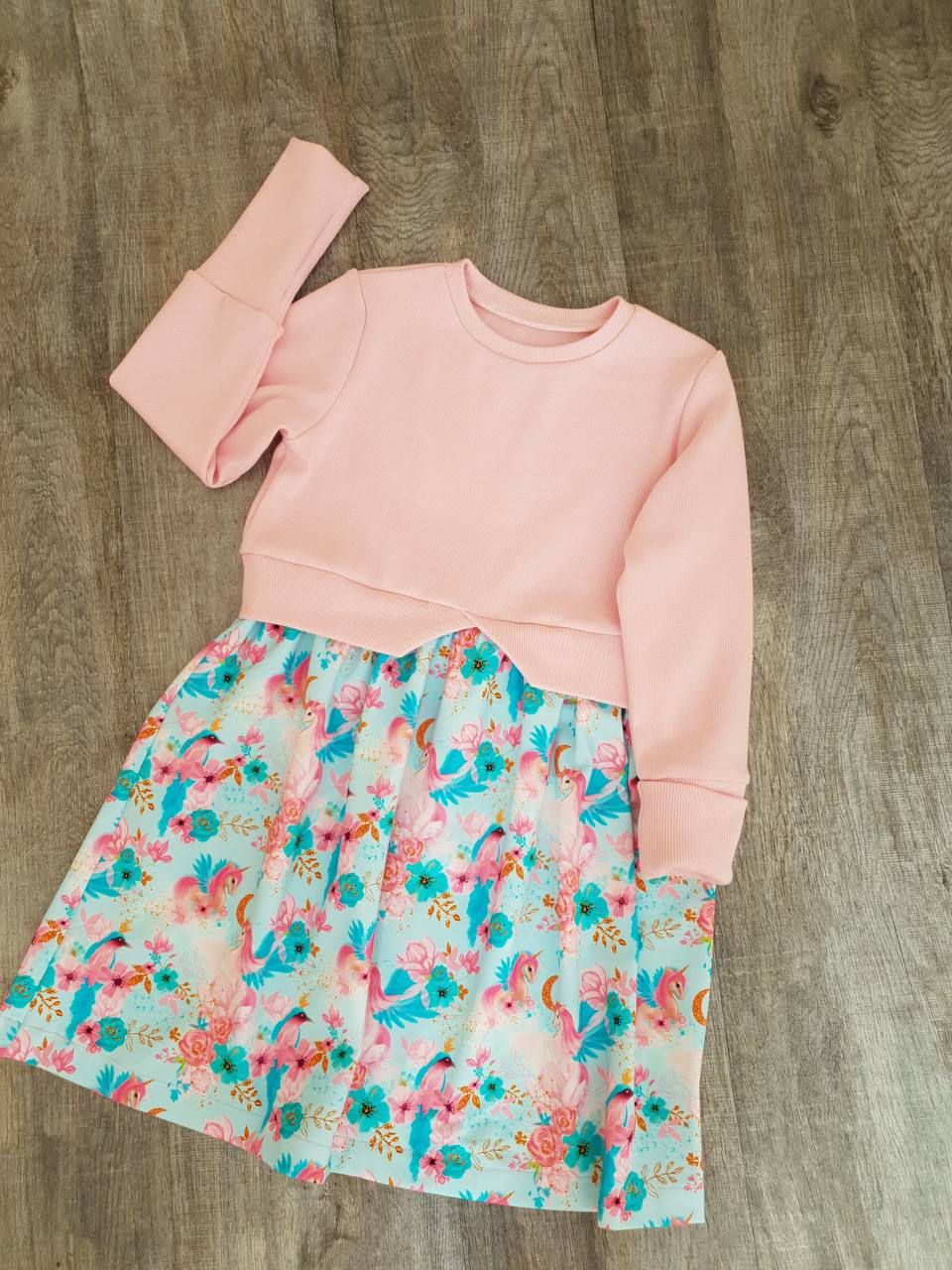 Kinderkleidung Mädchen- Kleid aus Bündchen und Baumwolljersey mit Taillenband.
