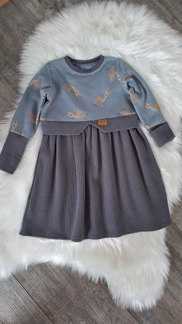 Ein Bambi Kleid Sweater Kleid für Mädchen mit Bambi Muster und Waffeljersey ab Gr.110 bis Gr. 140