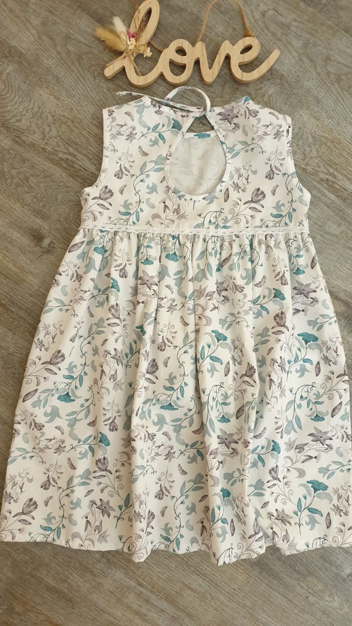 Schickes Sommerkleid -Mädchenkleid -Einschulungskleid aus Popeline mit Blumenmuster.