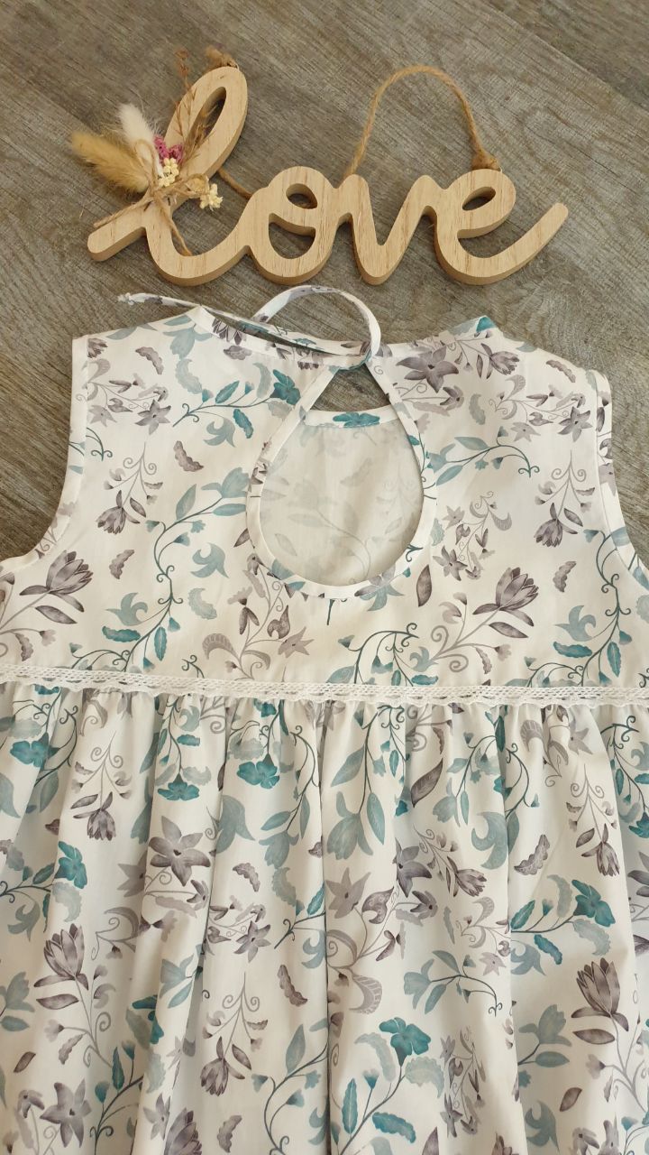 Schickes Sommerkleid -Mädchenkleid -Einschulungskleid aus Popeline mit Blumenmuster.