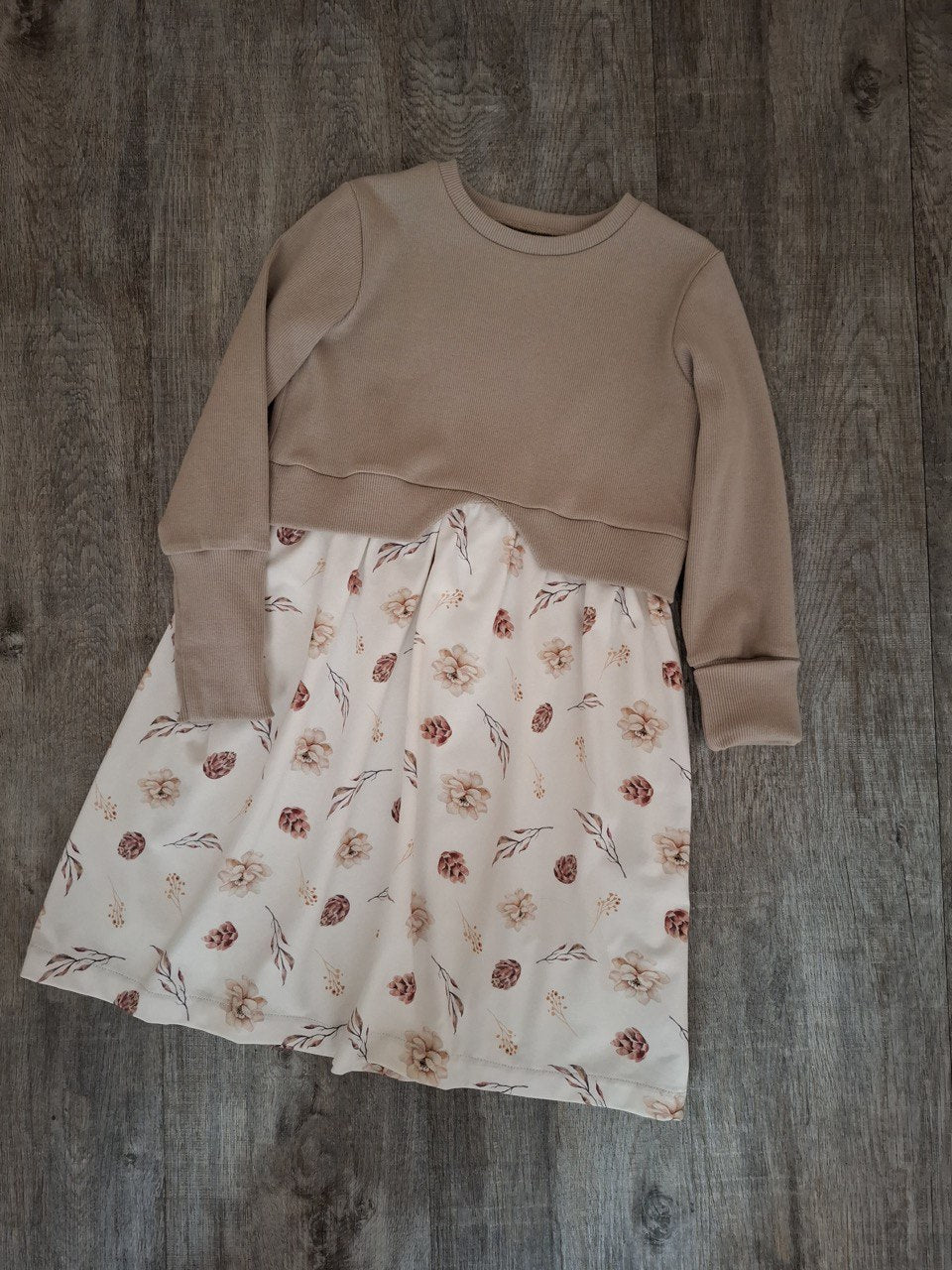 Kleid - Mädchen Kleid aus Bündchen und Baumwolljersey mit Taillenband.
