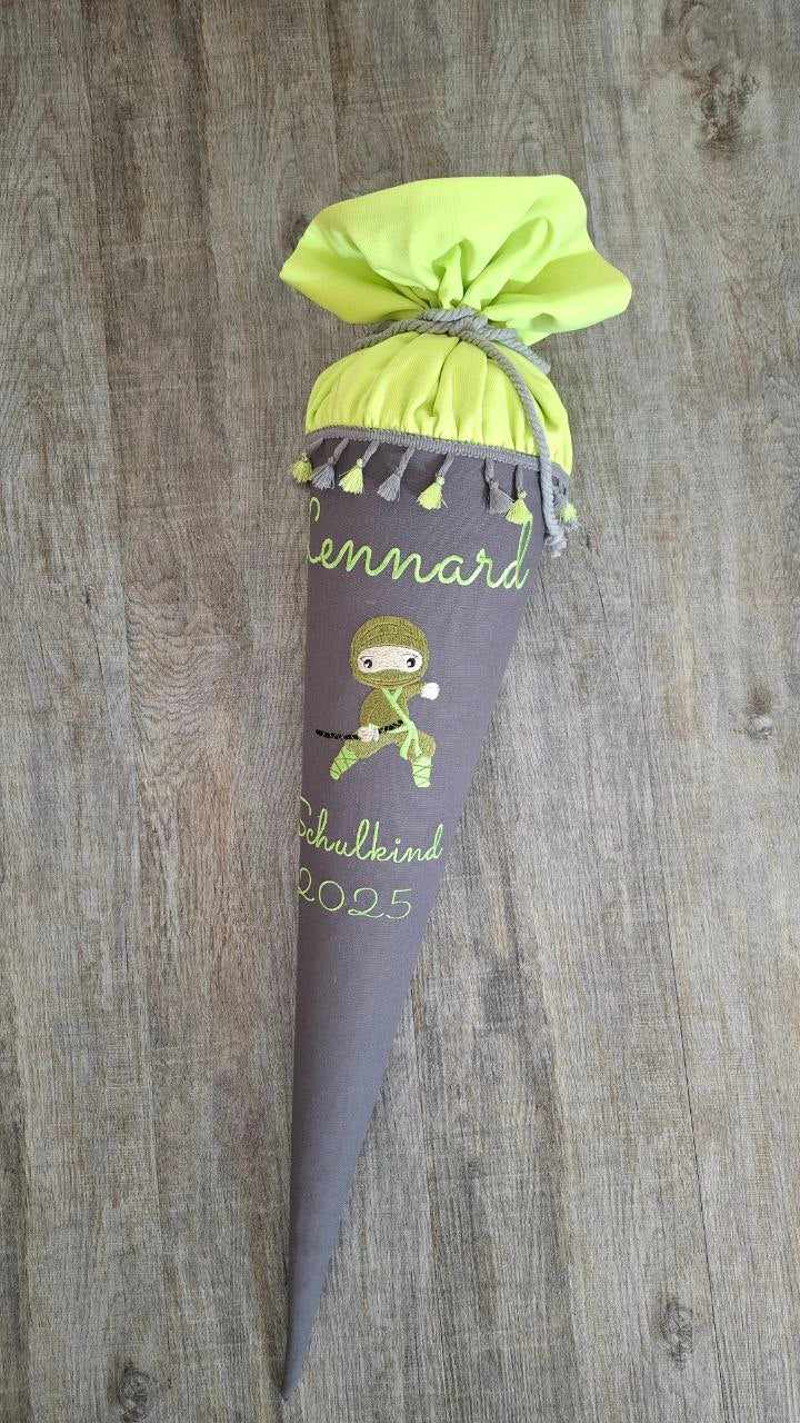 Wunderschöne Schultüte mit Name, Zuckertüte, Einschuldatum, Ninja gestickt (nur Stoffbezug)