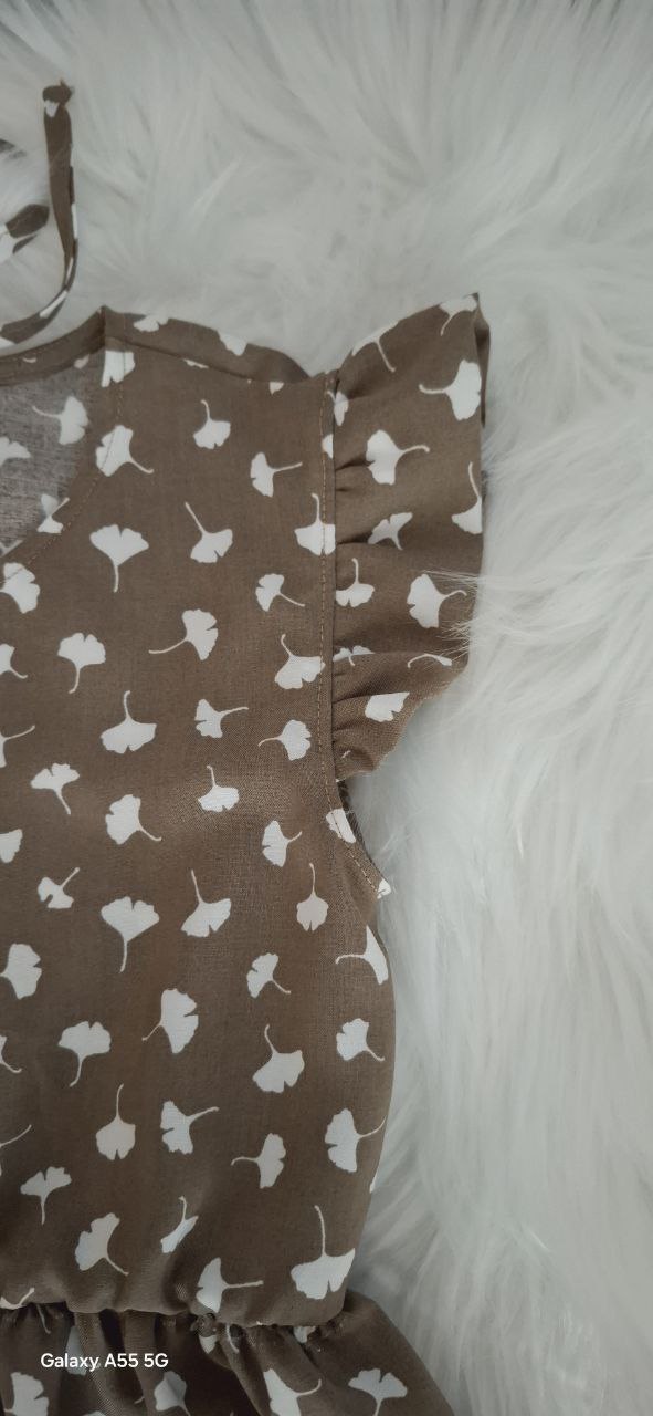 Mädchen Sommerkleid aus Bambus-Popeline in Taupe mit weißen Pusteblumen – Flügelärmel – nachhaltige Kinderkleidung.