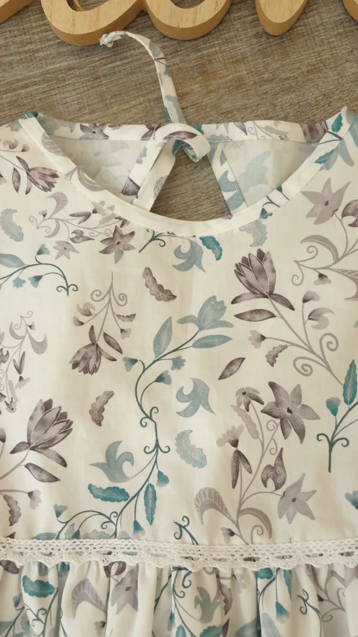 Schickes Sommerkleid -Mädchenkleid -Einschulungskleid aus Popeline mit Blumenmuster.