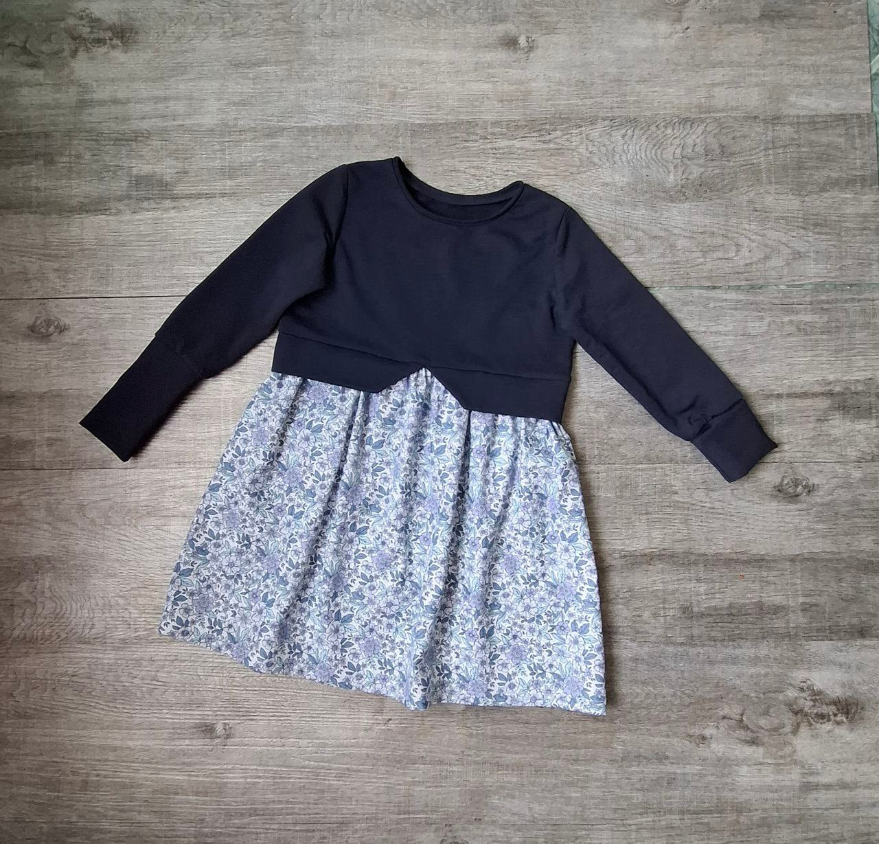 Mädchenkleid aus Sommersweat - Baumwolle – handgemacht –Dunkelblau - Blumenmuster – Größen 110–140– Kinderkleid festlich & alltagstauglich