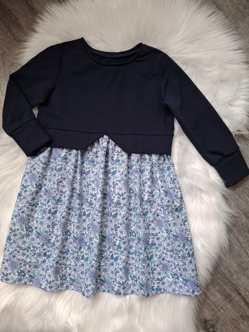 Mädchenkleid aus Sommersweat - Baumwolle – handgemacht –Dunkelblau - Blumenmuster – Größen 110–140– Kinderkleid festlich & alltagstauglich