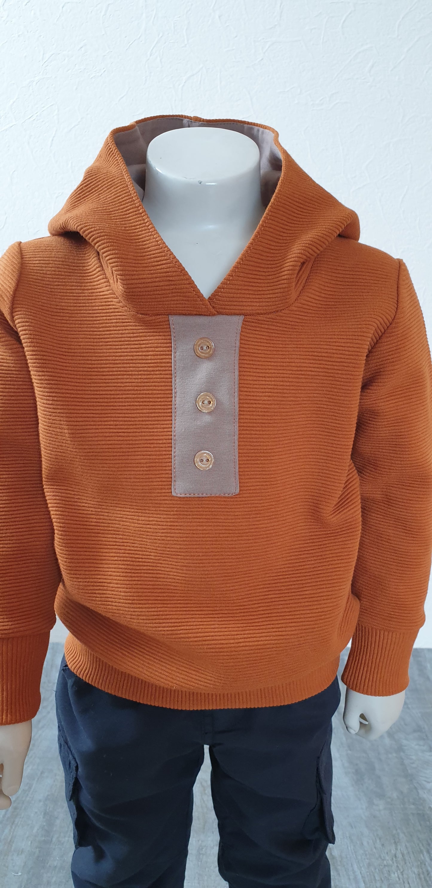 Handgemachter Pullover Kinderpullover, Langarmshirt mit Kaputze. In Cognac Farbe