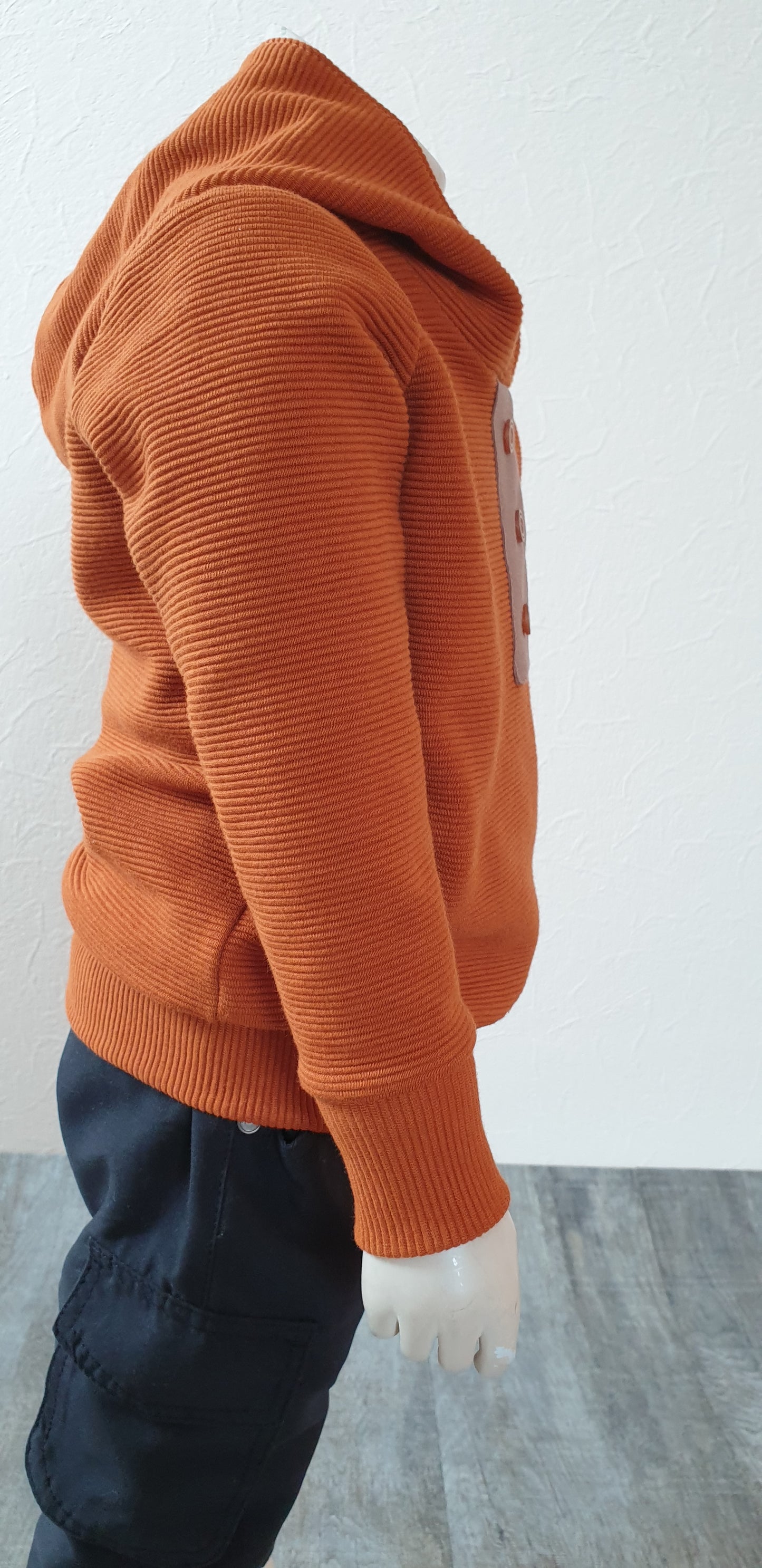 Handgemachter Pullover Kinderpullover, Langarmshirt mit Kaputze. In Cognac Farbe