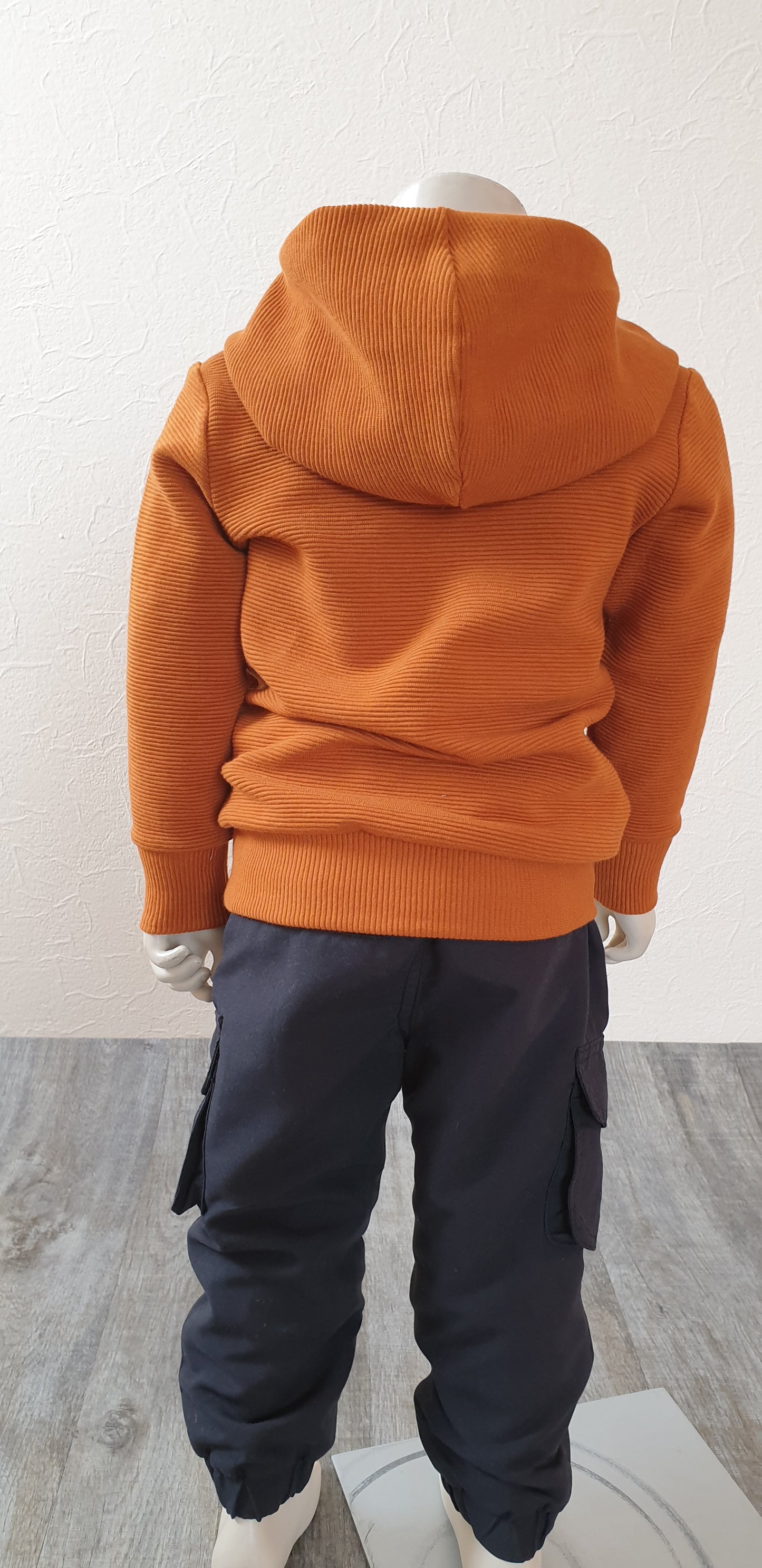 Handgemachter Pullover Kinderpullover, Langarmshirt mit Kaputze. In Cognac Farbe