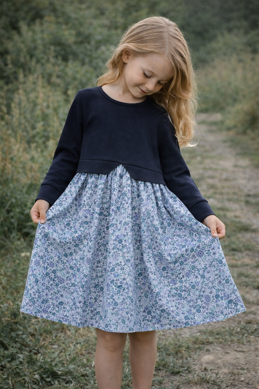 Mädchenkleid aus Sommersweat - Baumwolle – handgemacht –Dunkelblau - Blumenmuster – Größen 110–140– Kinderkleid festlich & alltagstauglich