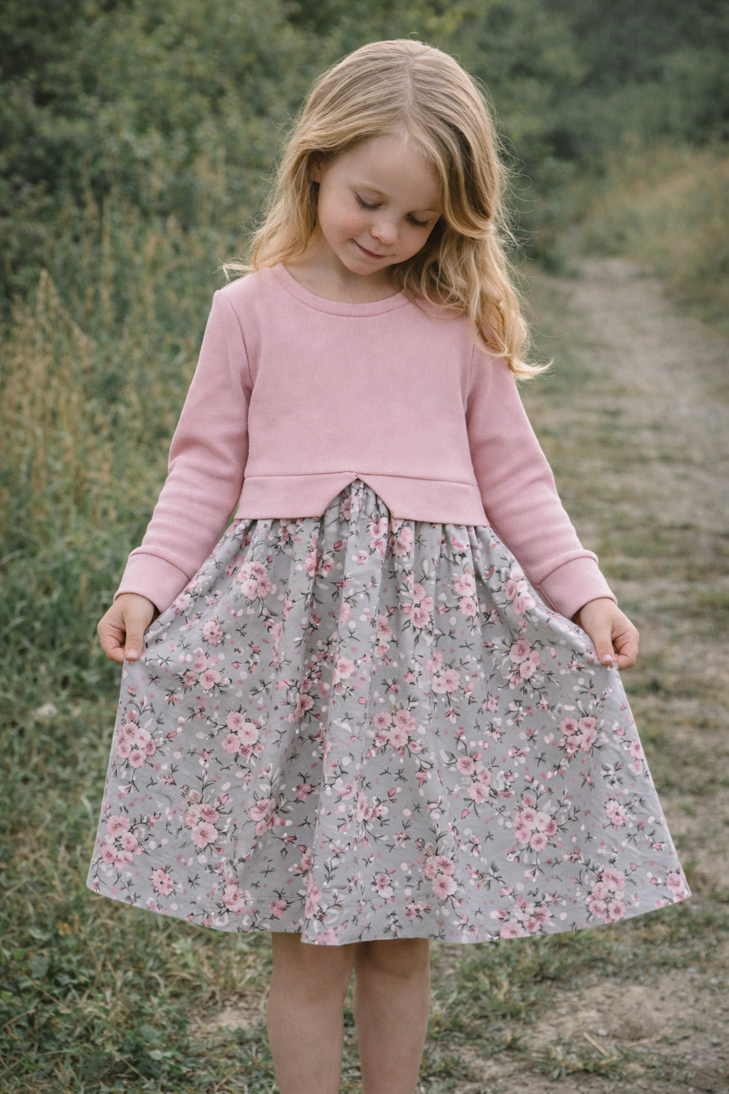 Kleid - Mädchen Kleid aus Bündchen und Baumwolljersey mit Taillenband.