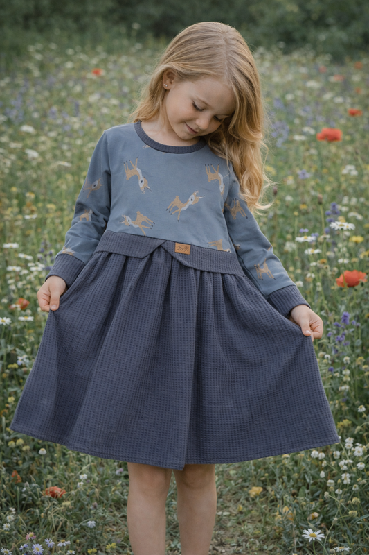 Ein Bambi Kleid Sweater Kleid für Mädchen mit Bambi Muster und Waffeljersey ab Gr.110 bis Gr. 140