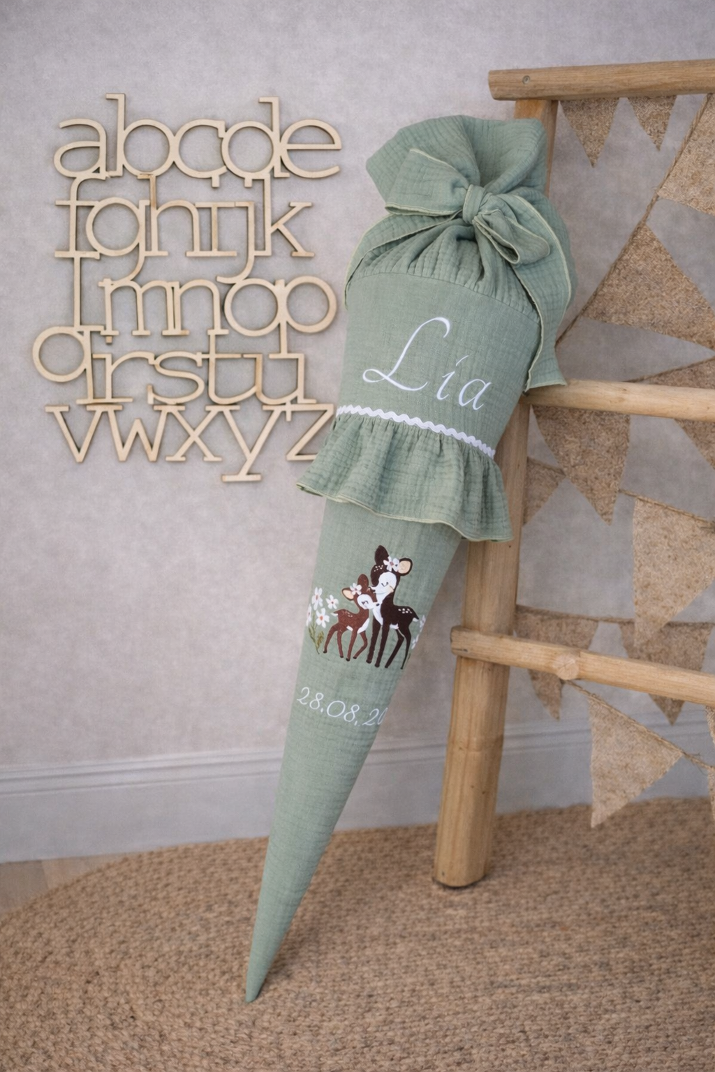 Personalisierte Musselin Schultüte mit Reh Stickerei & Name. 70 cm, mit oder ohne Rüsche, verschiedene Farben. Perfekt zur Einschulung 2026.