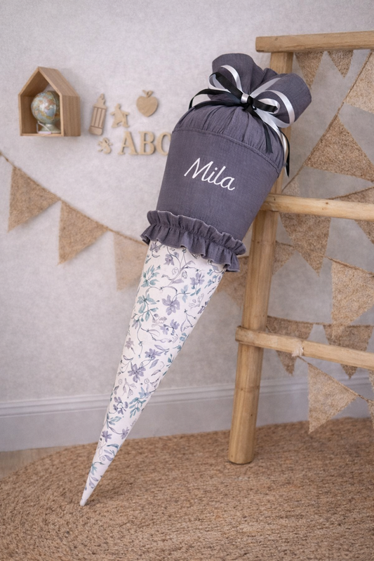 Personalisierte Schultüte aus mausgrauem Musselin & geblümter Baumwolle – mit Rüsche – inkl. Papprohling 70 cm – Einschulung