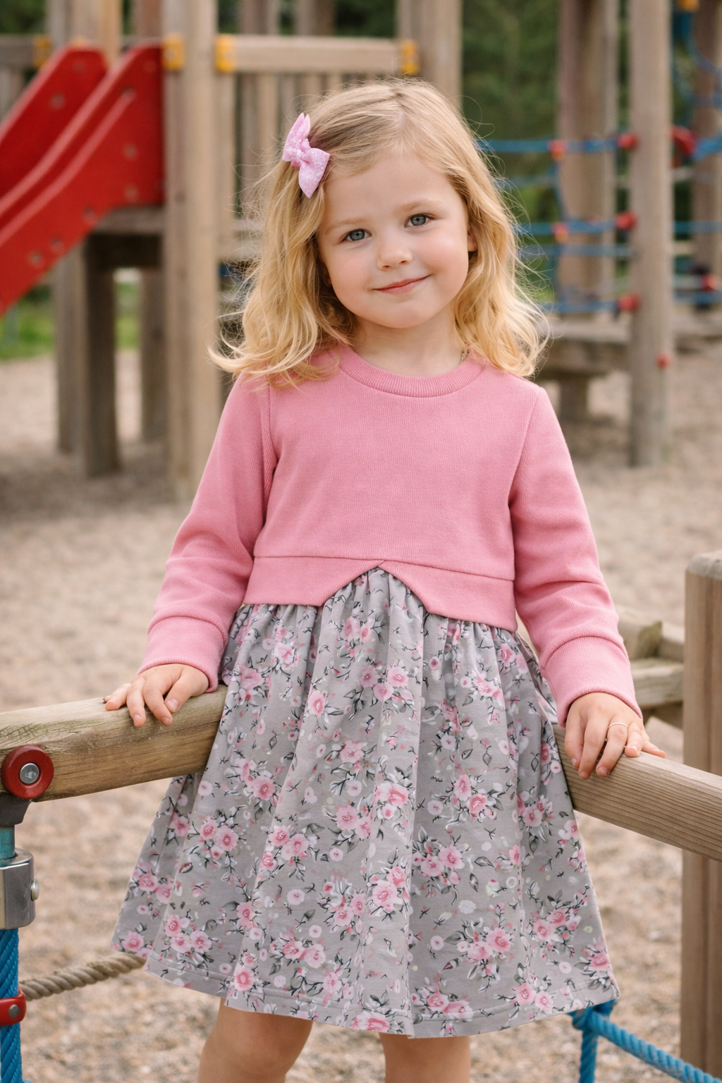 Kleid - Mädchen Kleid aus Bündchen und Baumwolljersey mit Taillenband.