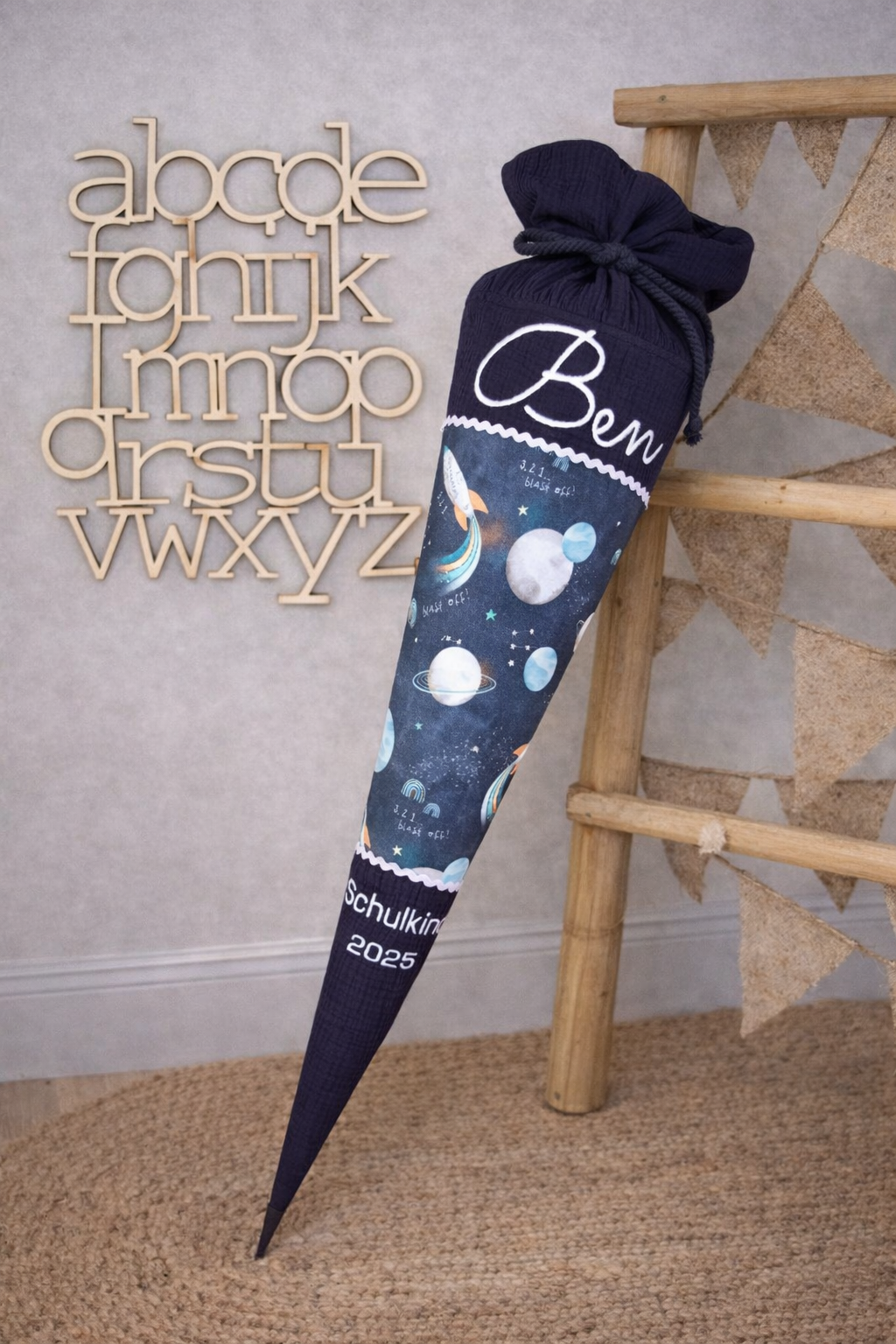 Personalisierte Schultüte aus Musselin Dunkelblau mit Weltraum – Schulkind 2026 – mit Name – Stoffschultüte mit Papprohling