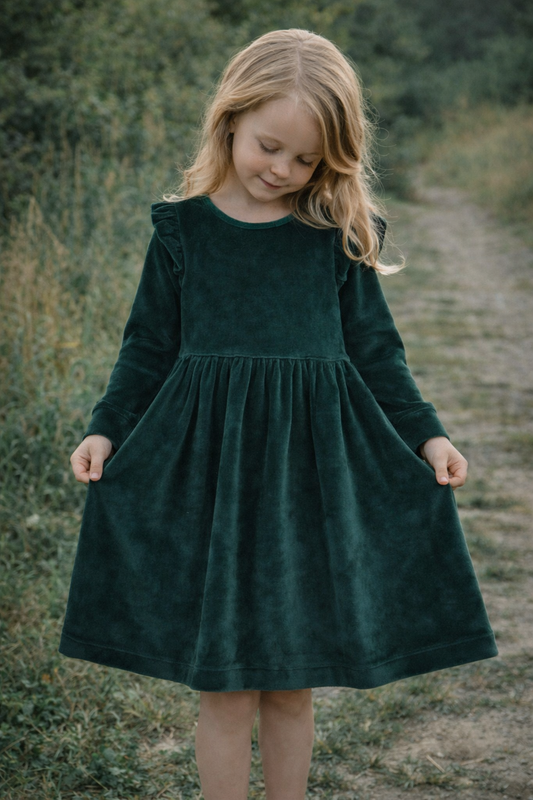 Mädchen Kleid aus Nicki-Stoff in Smaragdgrün – mit langen Ärmeln & Rüschen am Oberarm – Größe 68–122