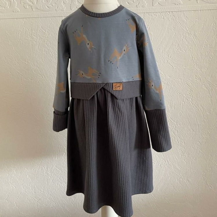 Ein Bambi Kleid Sweater Kleid für Mädchen mit Bambi Muster und Waffeljersey ab Gr.110 bis Gr. 140