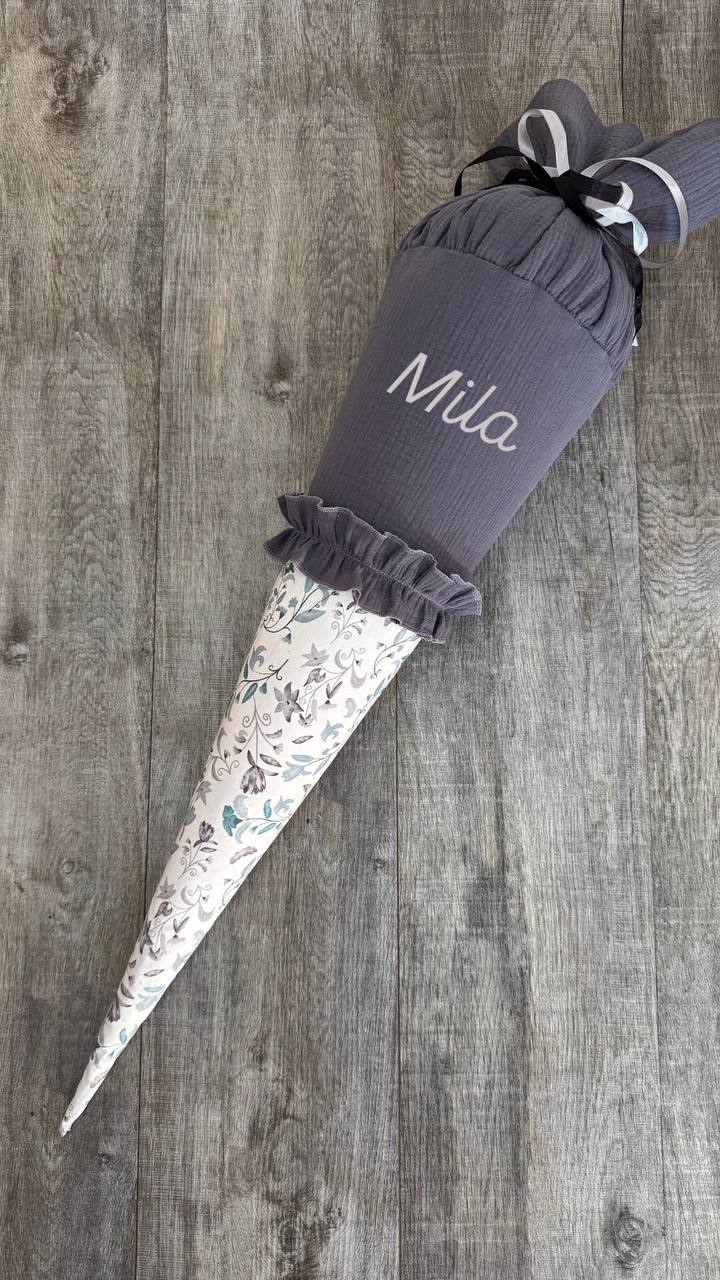 Romantische Schultüte für Mädchen in Grau mit Namen | Zuckertüte mit Rüschen und Blüten -Muster Mädchentraum mit Namen (Ohne Rohling).