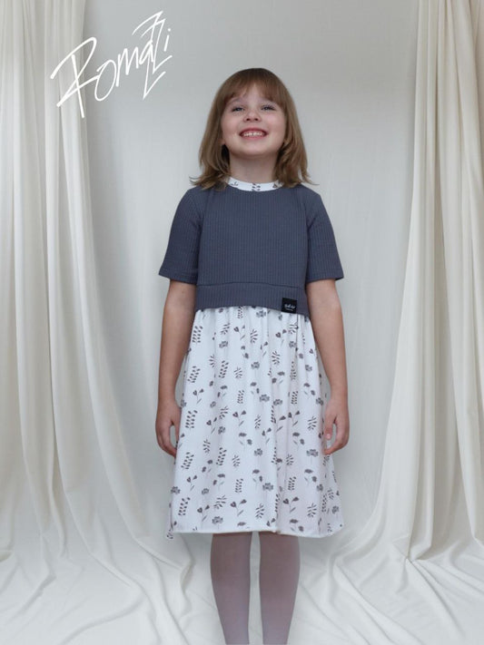 Mädchen Kleid aus Waffelstrick und Baumwolljersey mit Blumen.