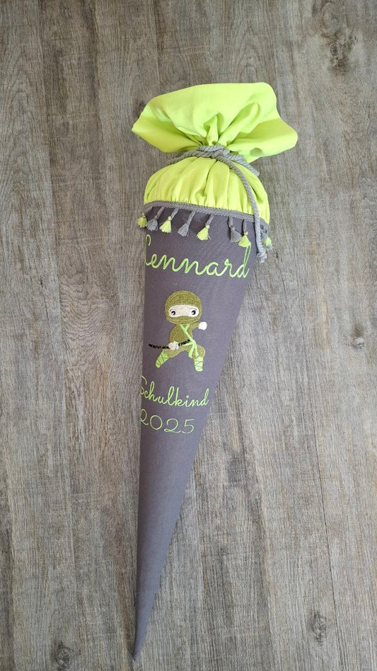 Wunderschöne Schultüte mit Name, Zuckertüte, Einschuldatum, Ninja gestickt (nur Stoffbezug)
