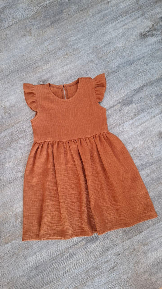 Musselin Kleid Mädchen – Baby Kleid mit Flügelärmeln – Sommerkleid aus Baumwolle – Handgemachtes Kinderkleid.