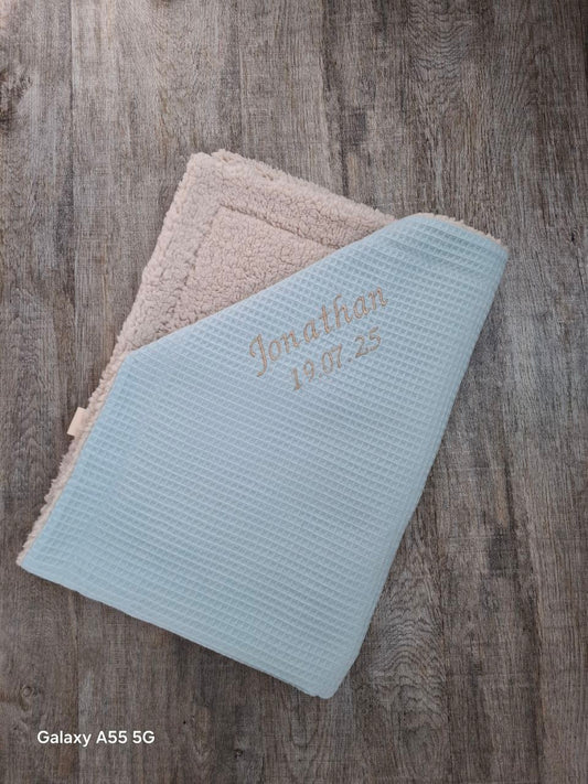 Personalisierte Babydecke mit Namen & Geburtsdatum – Babydecke Jungen – Geschenk zur Geburt / Taufe – Waffelstoff Baumwolle & Teddyfleece