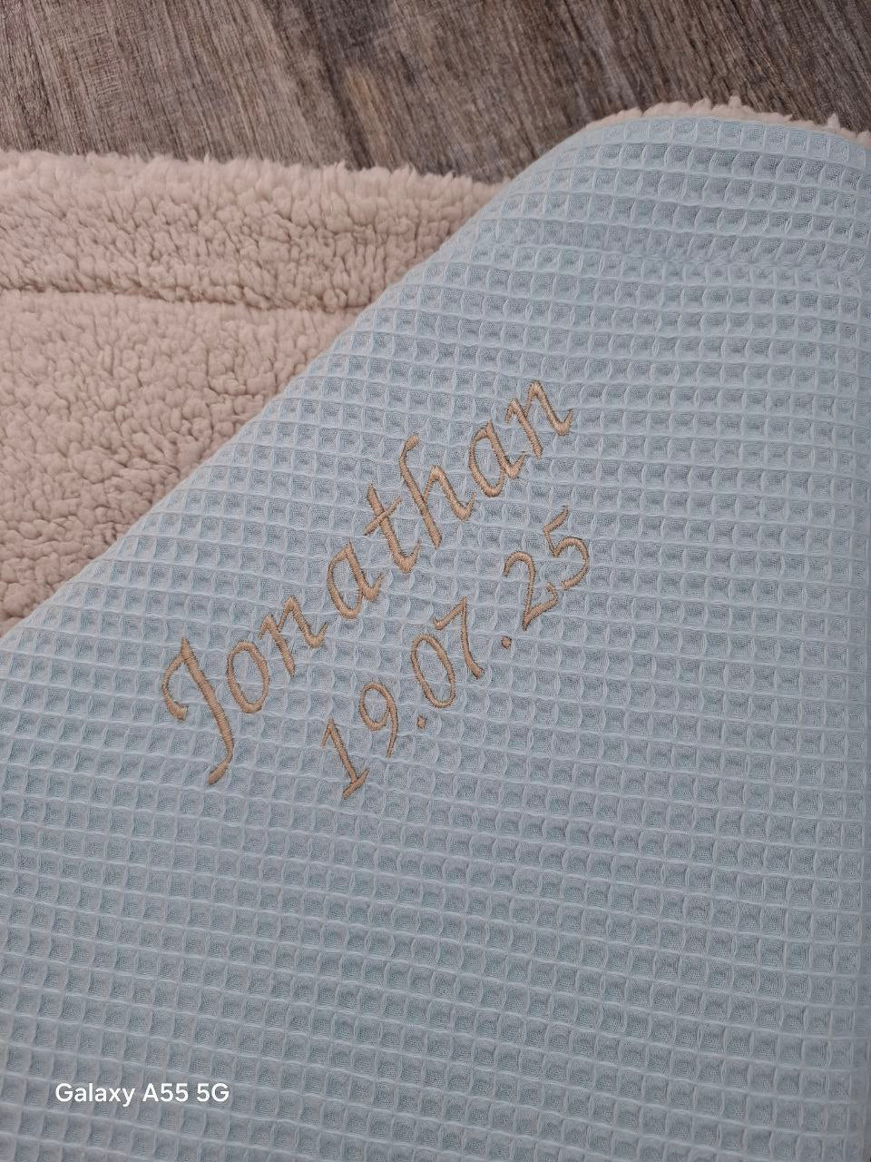 Personalisierte Babydecke mit Namen & Geburtsdatum – Babydecke Jungen – Geschenk zur Geburt / Taufe – Waffelstoff Baumwolle & Teddyfleece