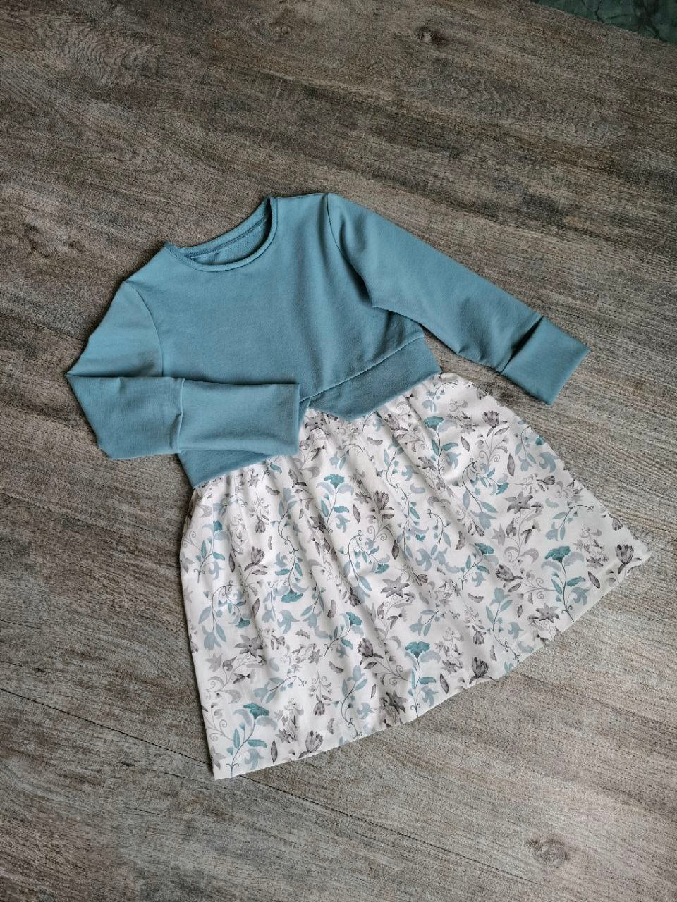 Mädchenkleid aus Sommersweat - Baumwolle – handgemacht – Altblau - Blumenmuster – Größen 110–140– Kinderkleid festlich & alltagstauglich