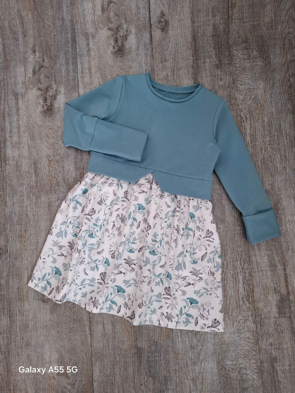 Mädchenkleid aus Sommersweat - Baumwolle – handgemacht – Altblau - Blumenmuster – Größen 110–140– Kinderkleid festlich & alltagstauglich