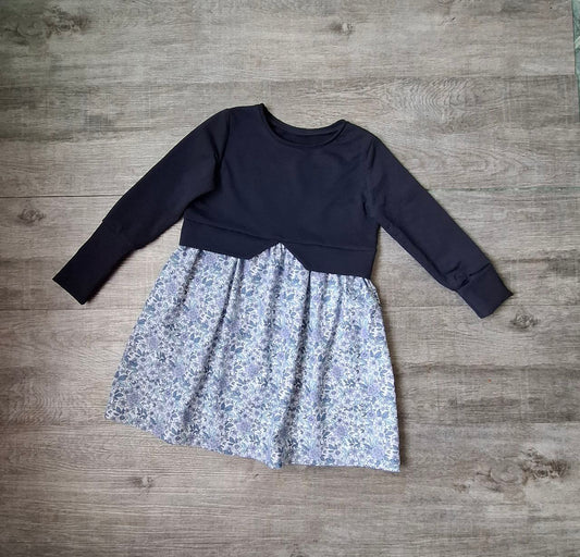 Mädchenkleid aus Sommersweat - Baumwolle – handgemacht –Dunkelblau - Blumenmuster – Größen 110–140– Kinderkleid festlich & alltagstauglich