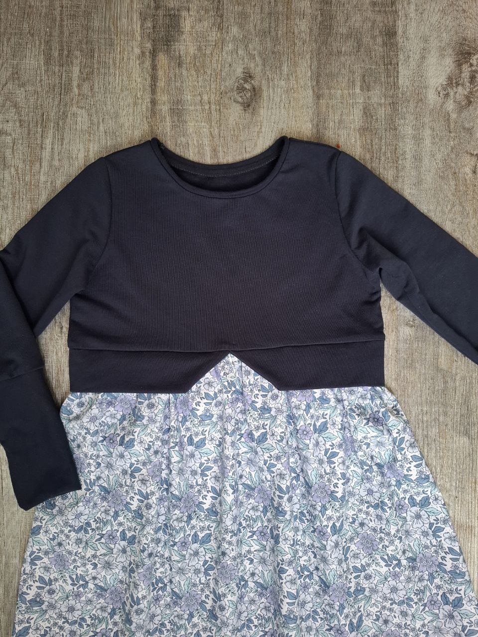 Mädchenkleid aus Sommersweat - Baumwolle – handgemacht –Dunkelblau - Blumenmuster – Größen 110–140– Kinderkleid festlich & alltagstauglich