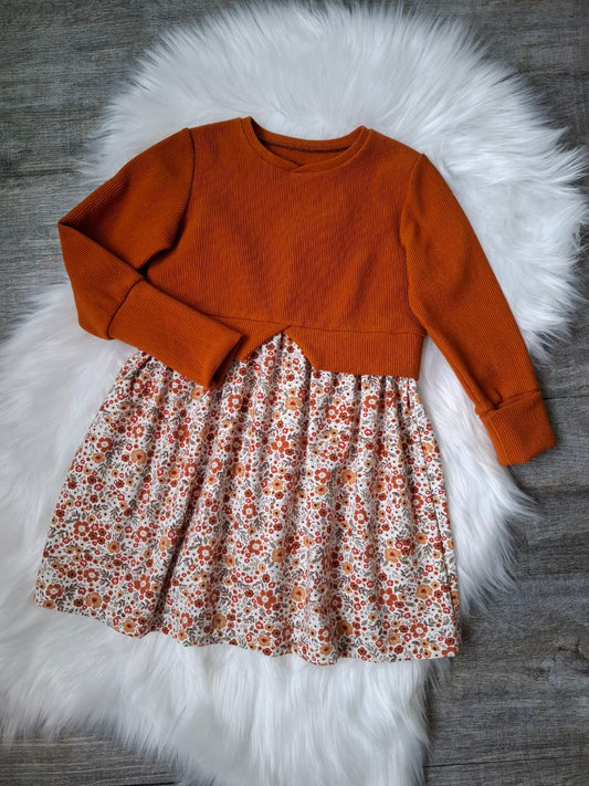 Mädchenkleid aus  Waffelstrick- Jersey– handgemacht –Terrakotta - Blumenmuster – Größen 110–140– Kinderkleid festlich & alltagstauglich