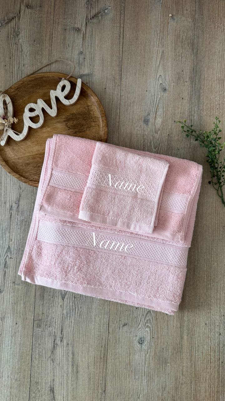 Personalisierte Handtücher mit gesticktem Namen – Rosa für Mädchen / Blau für Jungen – 3 Größen
