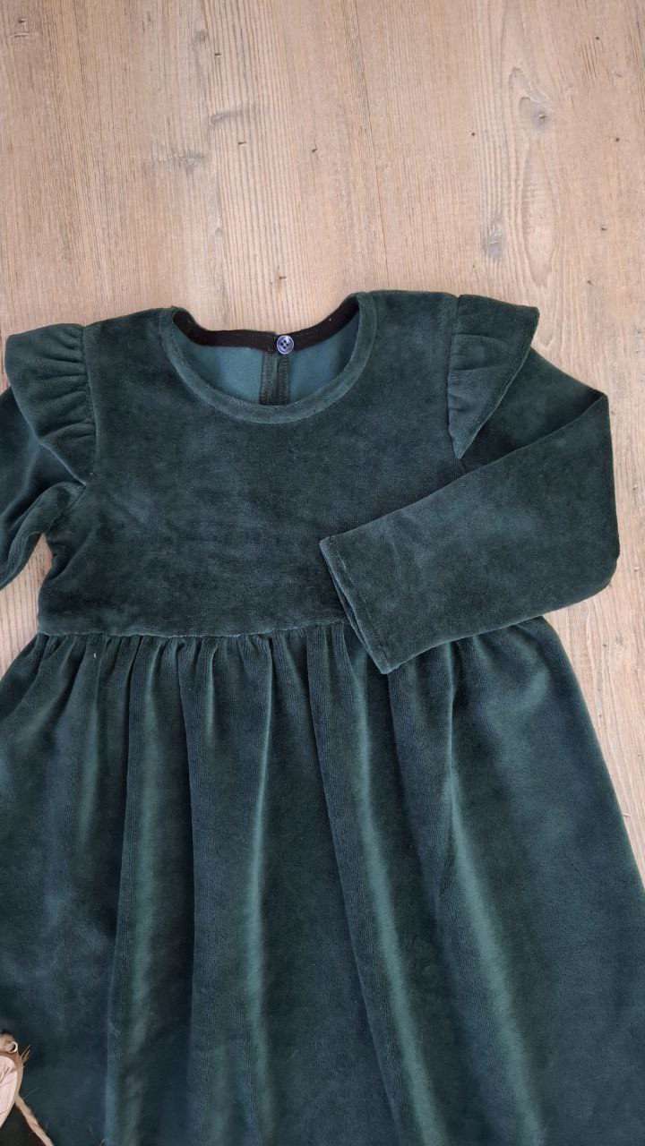 Mädchen Kleid aus Nicki-Stoff in Smaragdgrün – mit langen Ärmeln & Rüschen am Oberarm – Größe 68–122