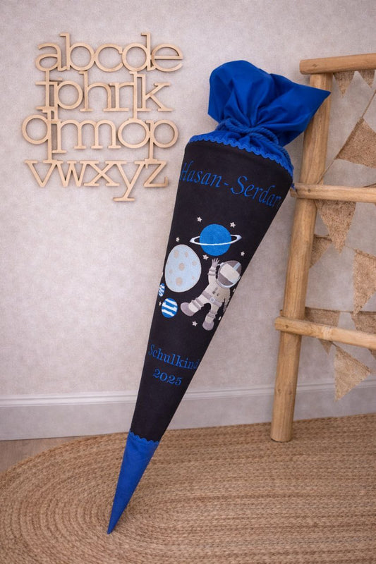 Personalisierte Schultüte Astronaut – Blau & Schwarz Canvas – Inkl. 70cm Rohling