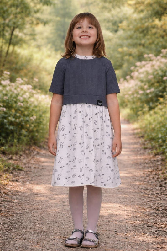 Mädchen Kleid aus Waffelstrick und Baumwolljersey mit Blumen.