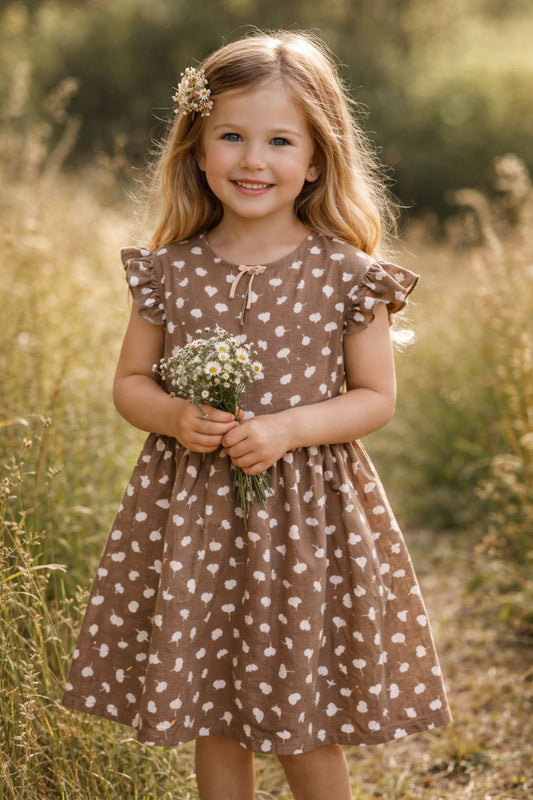 Mädchen Sommerkleid aus Bambus-Popeline in Taupe mit weißen Pusteblumen – Flügelärmel – nachhaltige Kinderkleidung.