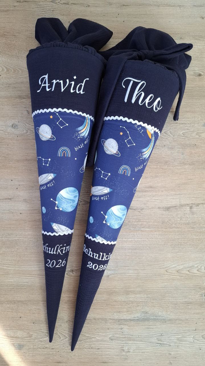 Personalisierte Schultüte aus Musselin Dunkelblau mit Weltraum – Schulkind 2026 – mit Name – Stoffschultüte mit Papprohling