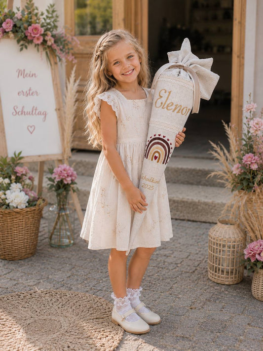 Personalisierte Schultüte Regenbogen aus Musselin Beige – 70 cm mit Papprohling – Name & Jahr bestickt – Boho Einschulung Mädchen