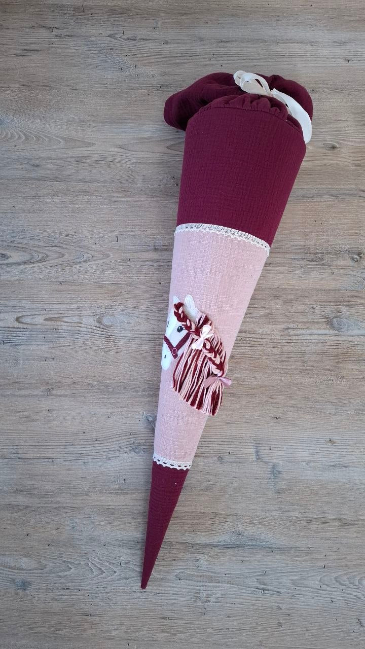 Personalisierte Musselin Schultüte mit 3D Pferd Bestickung in Hell pink und Bordeaux für Mädchen