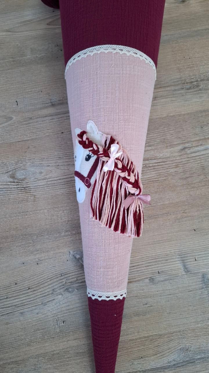 Personalisierte Musselin Schultüte mit 3D Pferd Bestickung in Hell pink und Bordeaux für Mädchen