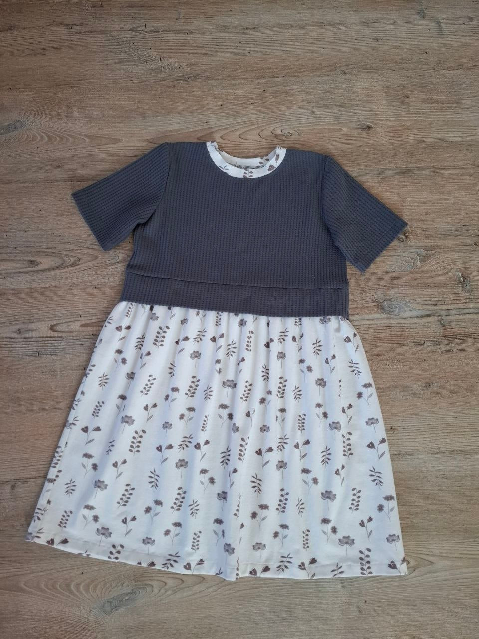 Kurzärmliges Mädchenkleid aus Waffelstoff und Baumwolljersey – Größe 122